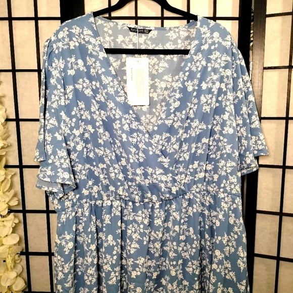 FINAL DISCOUNT. BLOOMCHIC  Flutter Sleeve Dress Size 22 - Picture 5 of 7